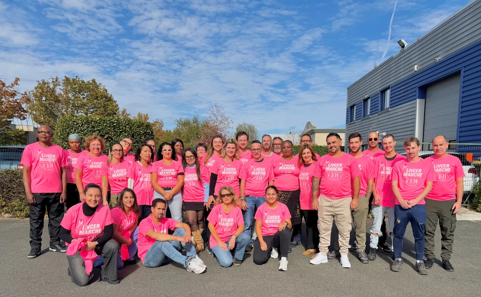 Les équipes LIVCER réunies en rose pour soutenir les Centres de Beauté du CEW France.