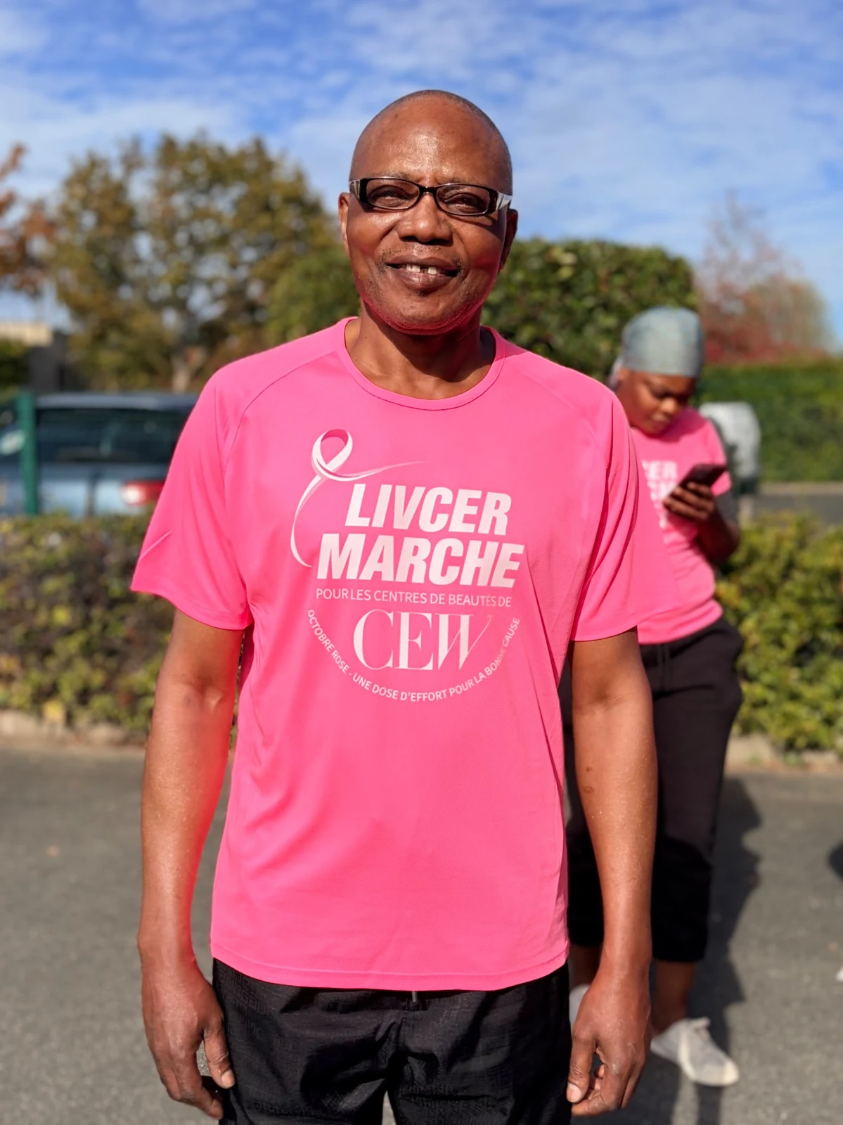 Un collaborateur LIVCER en t-shirt rose à l’extérieur.