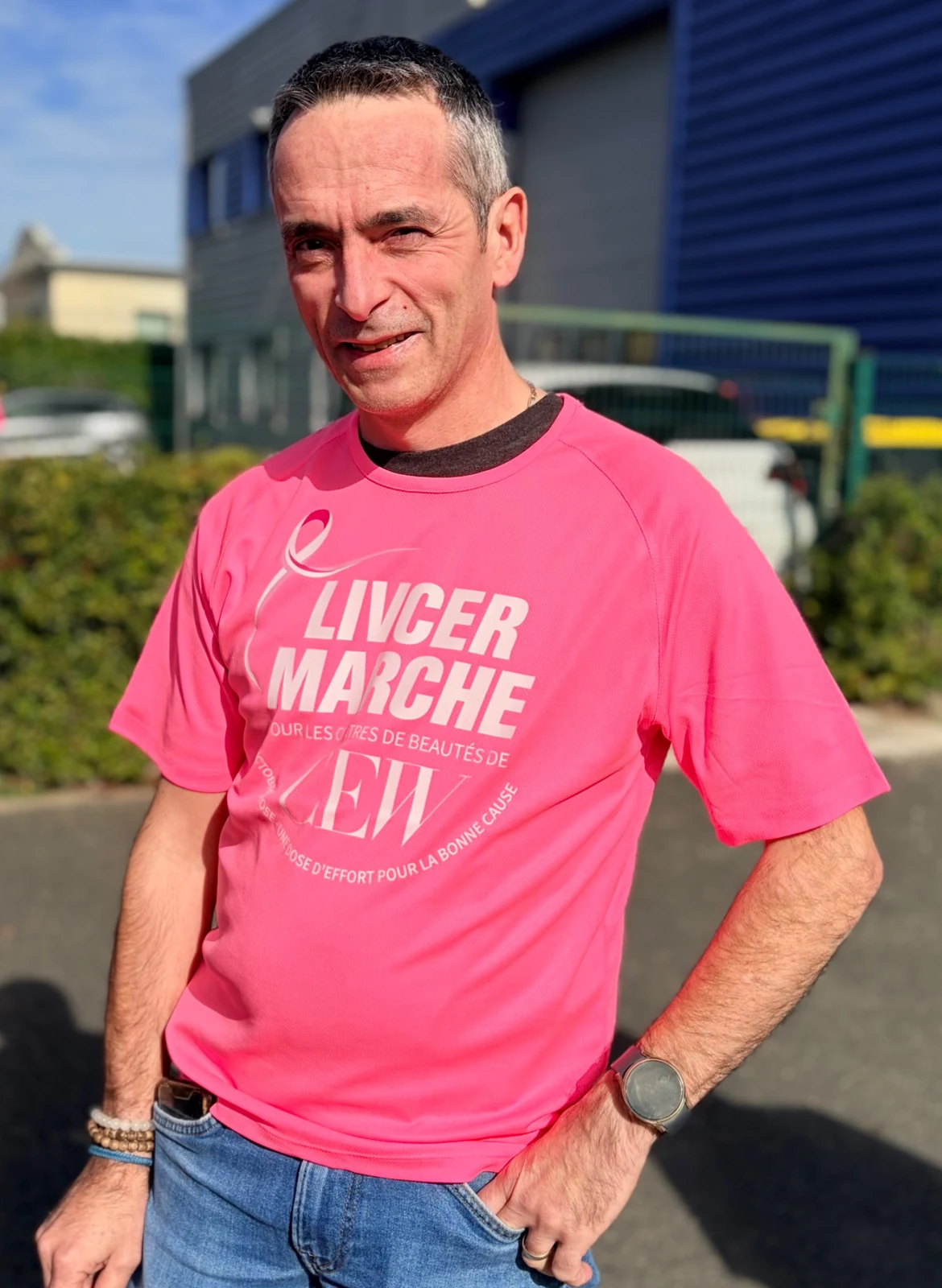 Un collaborateur LIVCER en rose devant les locaux.
