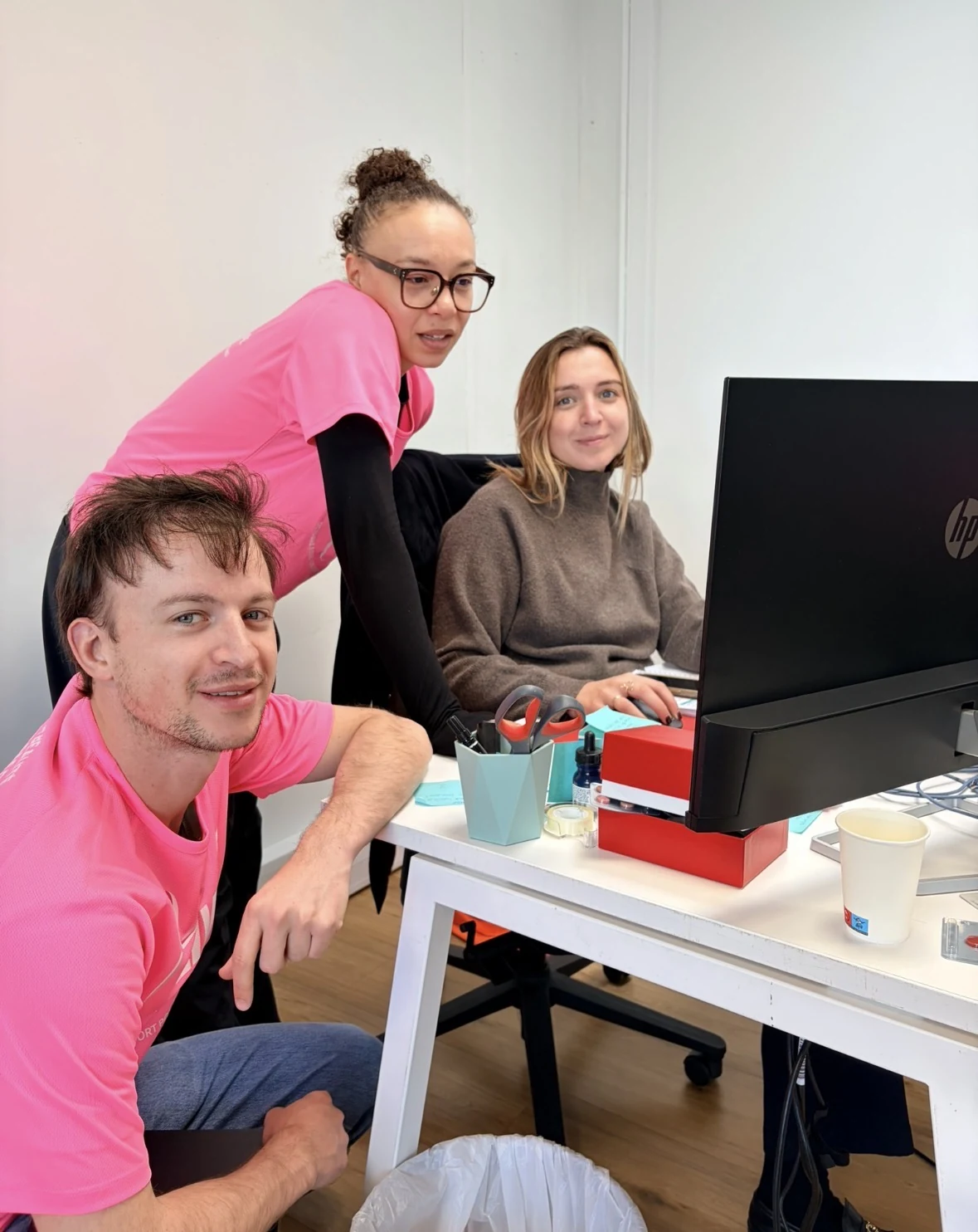 Un moment partagé entre collègues dans les bureaux de LIVCER.