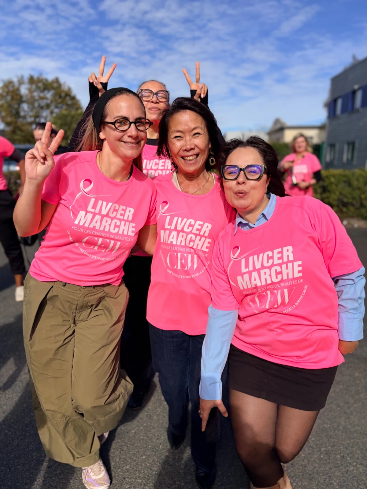 Trois collègues réunies à l’extérieur à l’occasion d’Octobre Rose.